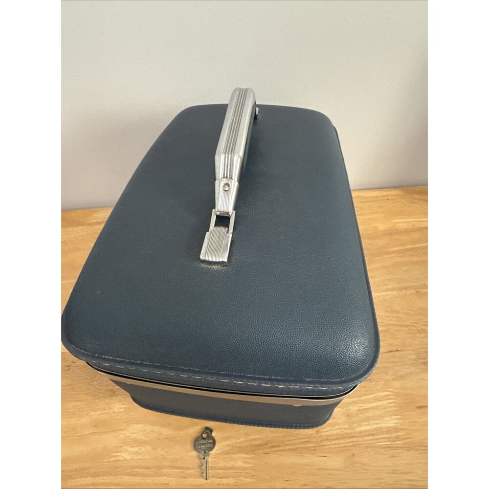 Vintage American Tourister Case With Key Blue Train Carry On Tri Taper - Picture 13 of 13